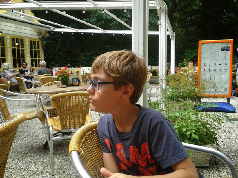 Niek bestudeert de andere gasten in het pannenkoekenhuis