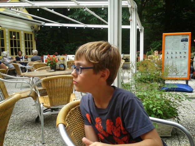 Niek bestudeert de andere gasten in het pannenkoekenhuis