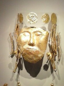 Gouden dodenmasker met sieraden voor een koningin