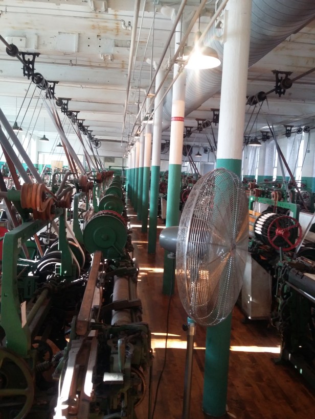 Weefgetouwen in een ruimte met enorm lawaai