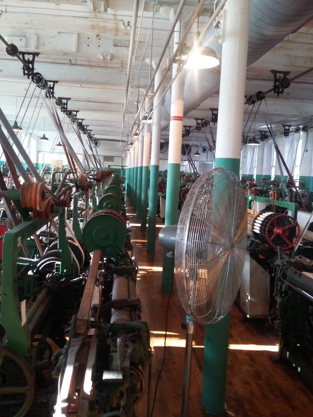 Weefgetouwen in een ruimte met enorm lawaai